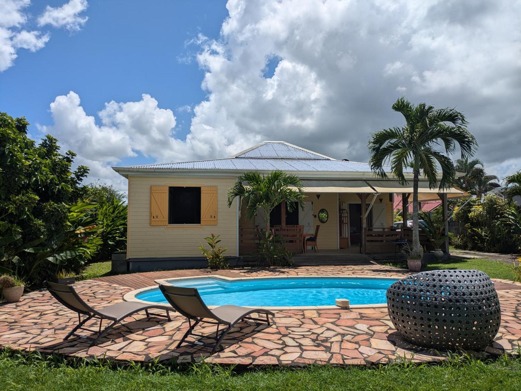 Charmante Villa Creole Climatisee, Jardin Tropical Et Piscine Prives Lamentin Exterior photo